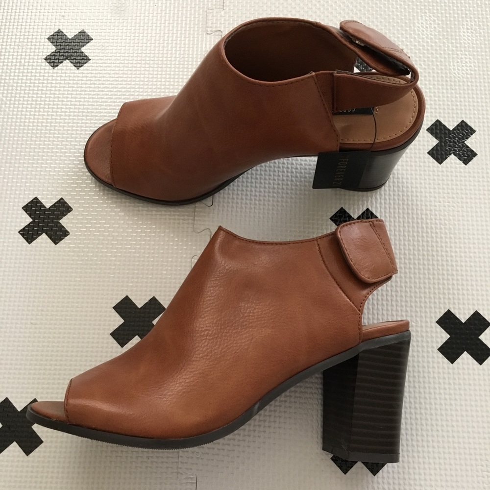 New with Tags Forever 21 chunky heel peep toe shoe